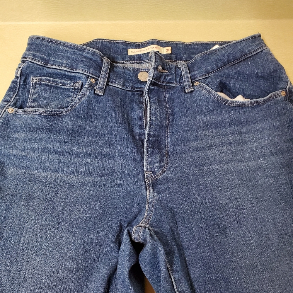 Levis Womans Jeans Dark Blue Wash Classic Mid Rise Basic